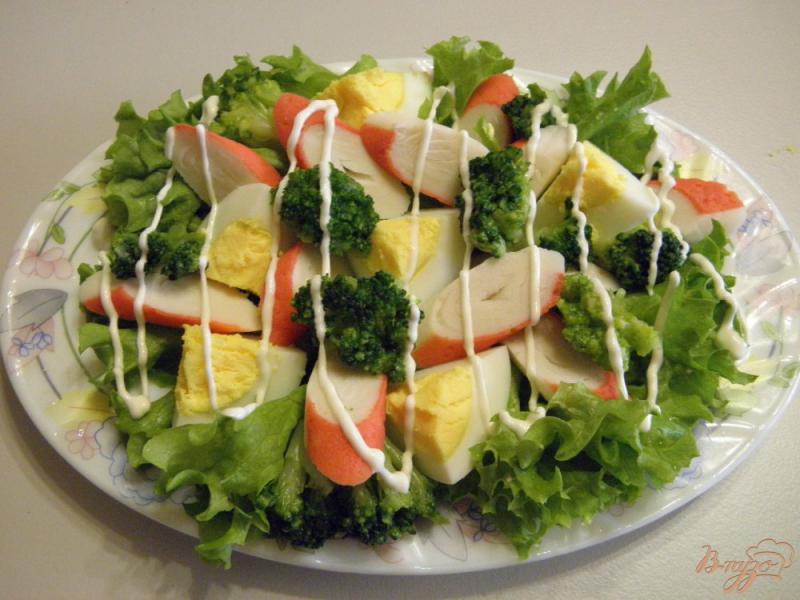 Фото приготовление рецепта: Салат с яйцом, брокколи и палочками шаг №6