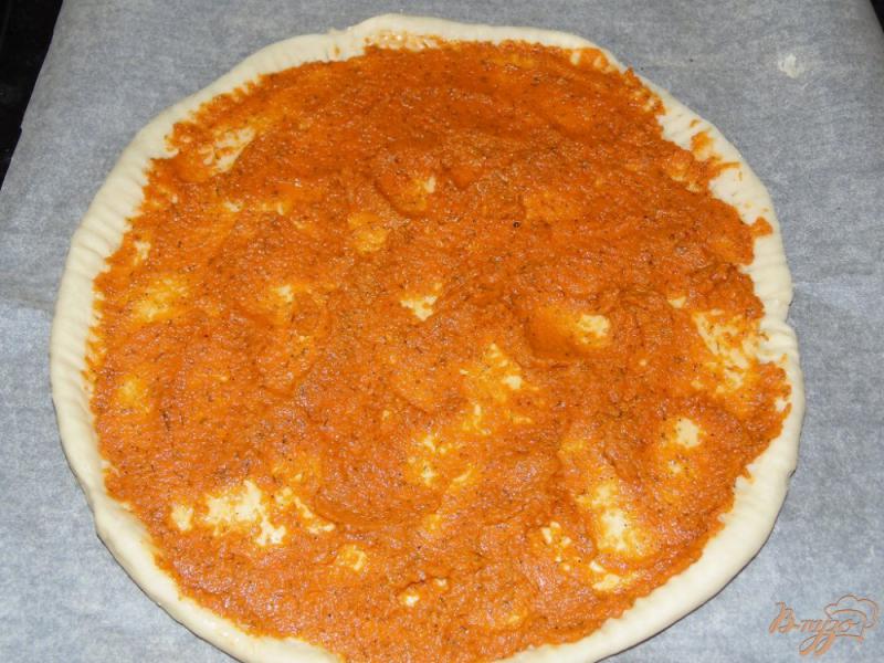 Фото приготовление рецепта: Пицца с копченой колбасой и перепелиными яйцами шаг №2