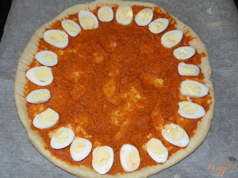 Фото приготовление рецепта: Пицца с копченой колбасой и перепелиными яйцами шаг №3