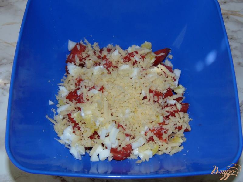 Фото приготовление рецепта: Салат из помидоров с твердым сыром и яйцами шаг №3