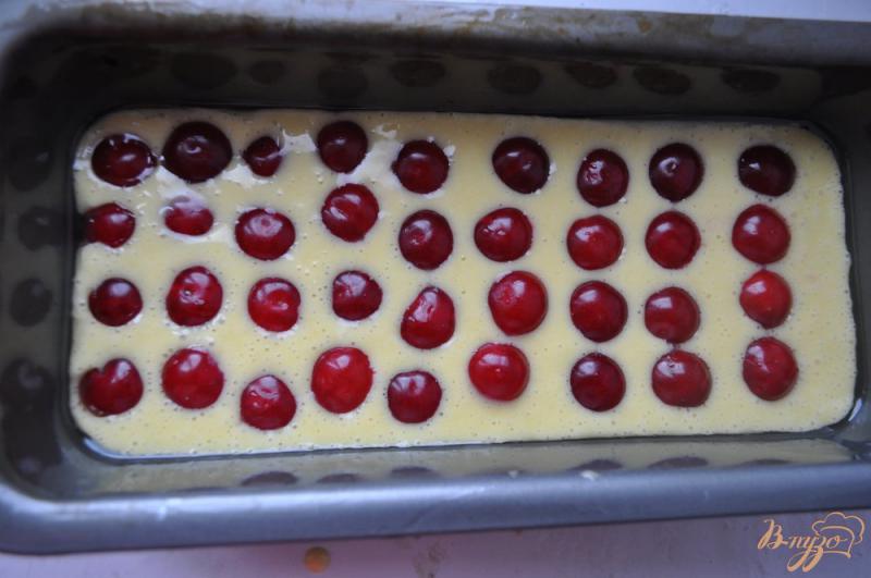 Фото приготовление рецепта: Пирог с вишней на кефире шаг №4