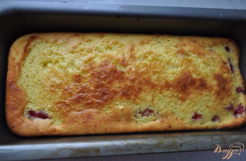 Фото приготовление рецепта: Пирог с вишней на кефире шаг №5