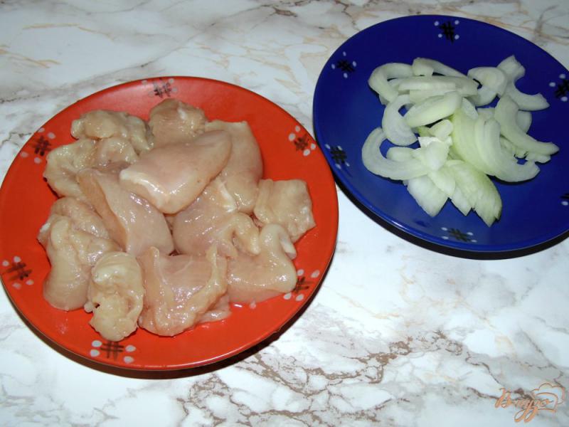 Фото приготовление рецепта: Куриное филе запеченное в соусе из черных абрикосов шаг №1