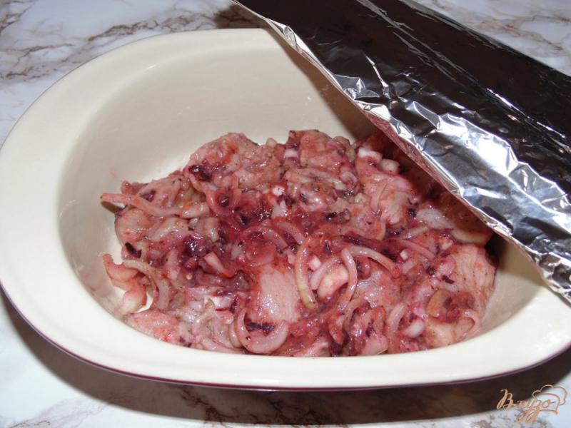 Фото приготовление рецепта: Куриное филе запеченное в соусе из черных абрикосов шаг №5