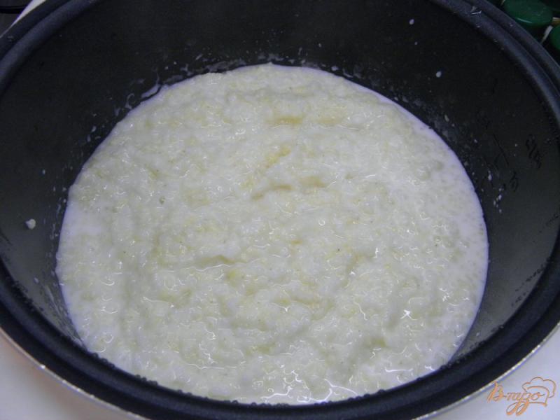 Фото приготовление рецепта: Рисово-пшенная каша с молоком и маслом шаг №5