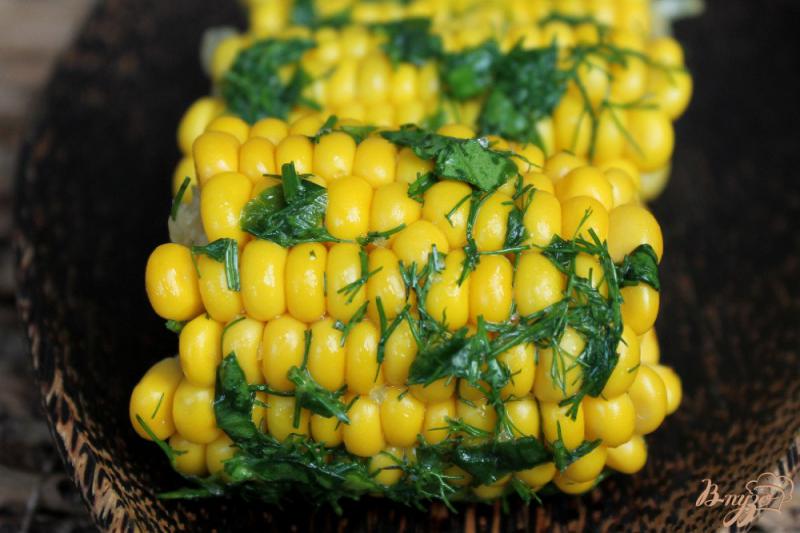 Фото приготовление рецепта: Кукуруза с зеленью и сыром шаг №5