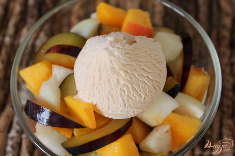 Фото приготовление рецепта: Салат из слив, груш и персиков с мороженным шаг №4
