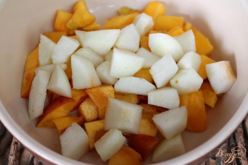 Фото приготовление рецепта: Салат из слив, груш и персиков с мороженным шаг №2