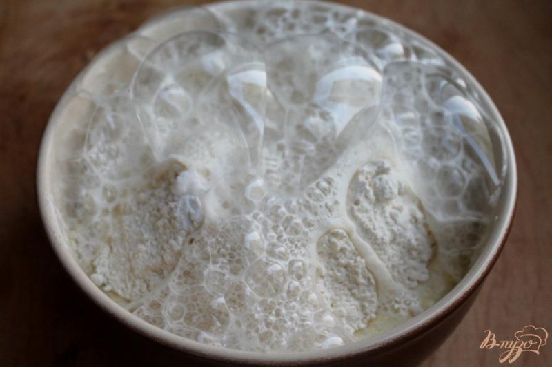 Фото приготовление рецепта: Сливовый пирог с сахарной корочкой шаг №3