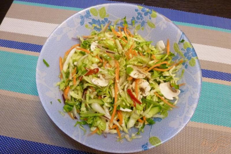 Фото приготовление рецепта: Салат из капусты с шампиньонами шаг №4
