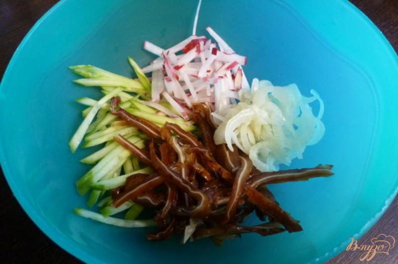Фото приготовление рецепта: Салат из копченых свиных ушек по-восточному шаг №4