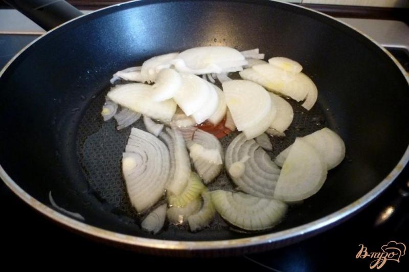 Фото приготовление рецепта: Салат из копченых свиных ушек по-восточному шаг №3