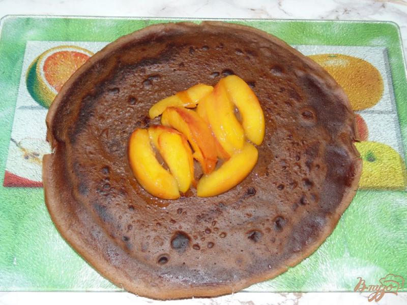 Фото приготовление рецепта: Шоколадные блины с персиками шаг №6