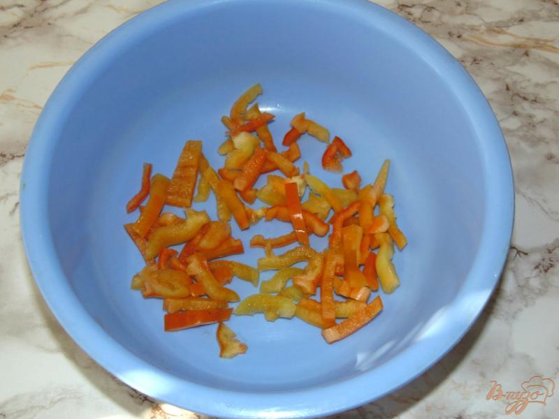 Фото приготовление рецепта: Салат из помидоров с черной фасолью и твердым сыром шаг №2