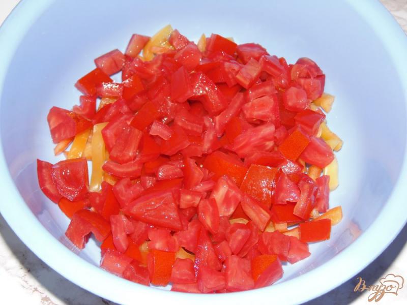 Фото приготовление рецепта: Салат из помидоров с черной фасолью и твердым сыром шаг №3