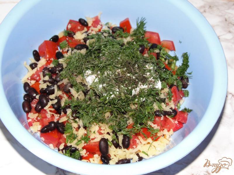 Фото приготовление рецепта: Салат из помидоров с черной фасолью и твердым сыром шаг №6