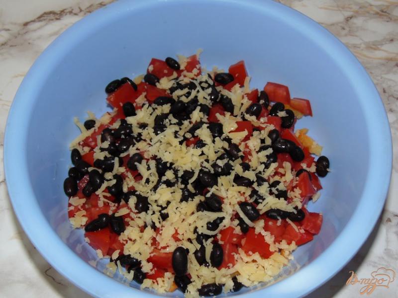 Фото приготовление рецепта: Салат из помидоров с черной фасолью и твердым сыром шаг №5