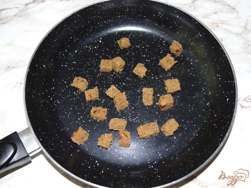 Фото приготовление рецепта: Салат из помидоров с черной фасолью и твердым сыром шаг №7