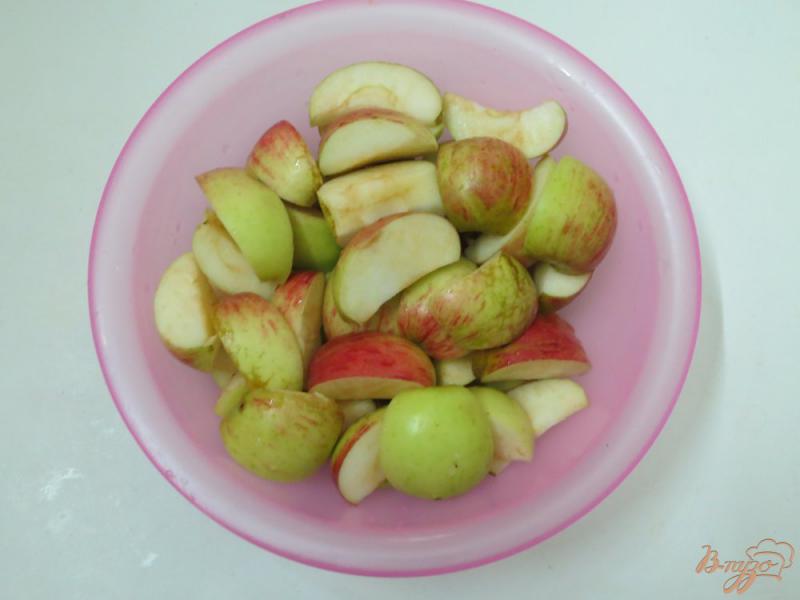 Фото приготовление рецепта: Компот из яблок, слив и ежевики шаг №3