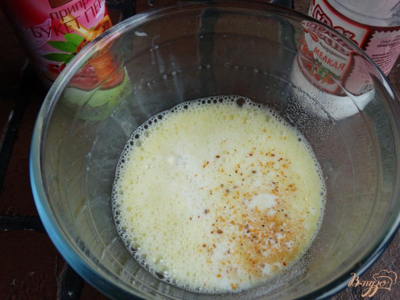 Фото приготовление рецепта: Паровой омлет с брокколи и сыром шаг №3