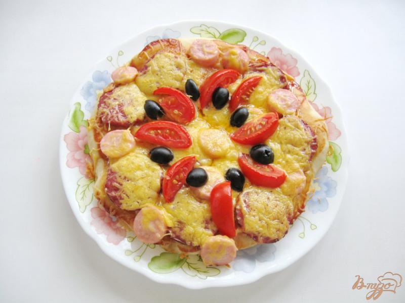 Фото приготовление рецепта: Пицца с колбасой и сосисками шаг №8