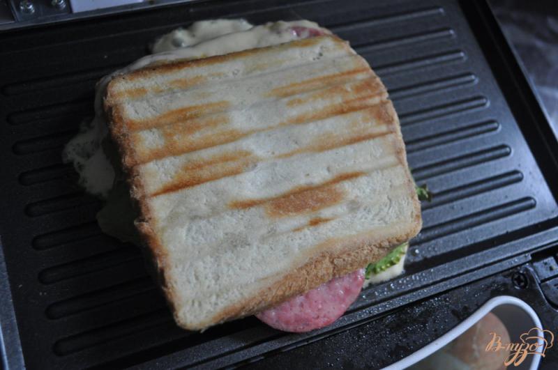 Фото приготовление рецепта: Сэндвич с салями и салатом шаг №6
