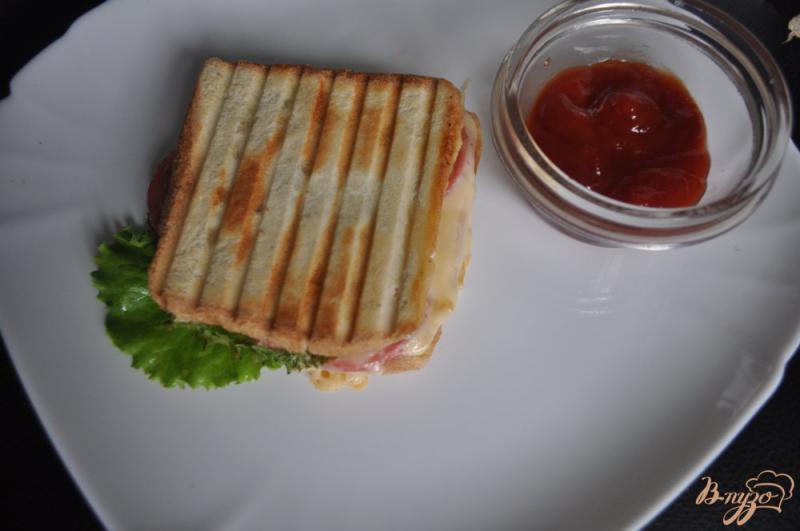 Фото приготовление рецепта: Сэндвич с салями и салатом шаг №7