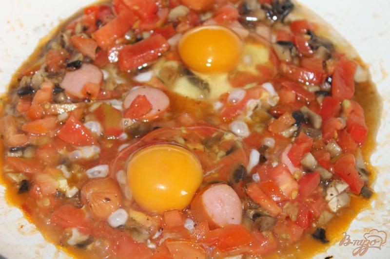 Фото приготовление рецепта: Яичница на завтрак с томатами и грибами шаг №5
