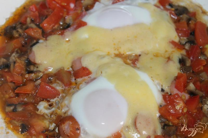 Фото приготовление рецепта: Яичница на завтрак с томатами и грибами шаг №6