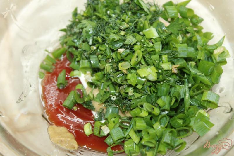Фото приготовление рецепта: Куриный бургер с пикантным соусом и овощами шаг №6