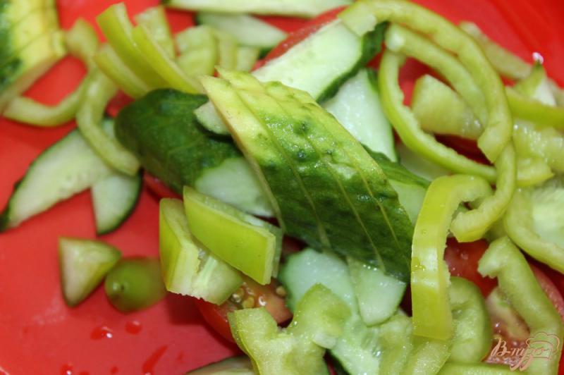 Фото приготовление рецепта: Овощной салат с кукурузой шаг №4