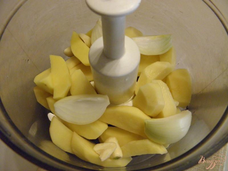 Фото приготовление рецепта: Оладьи из картофеля с луком и укропом шаг №1