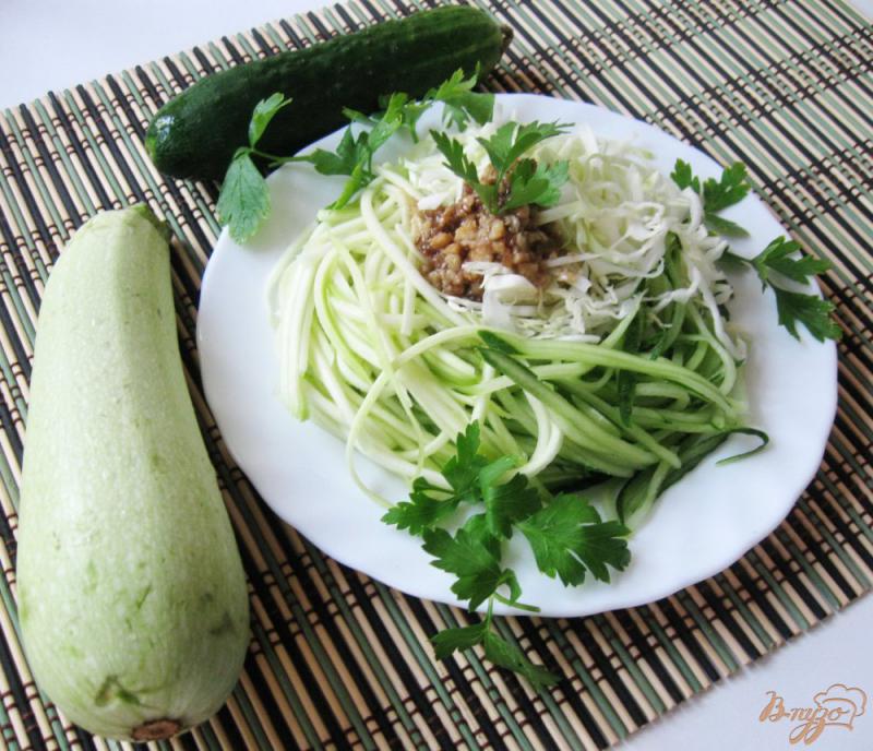 Фото приготовление рецепта: Салат-фреш с кабачками, огурцом и капустой шаг №6