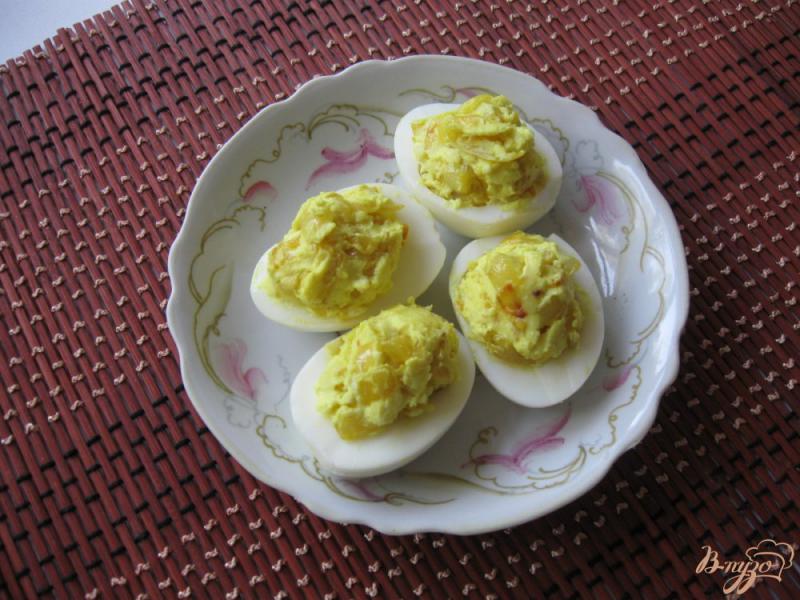 Фото приготовление рецепта: Яйца фаршированные с луком шаг №6