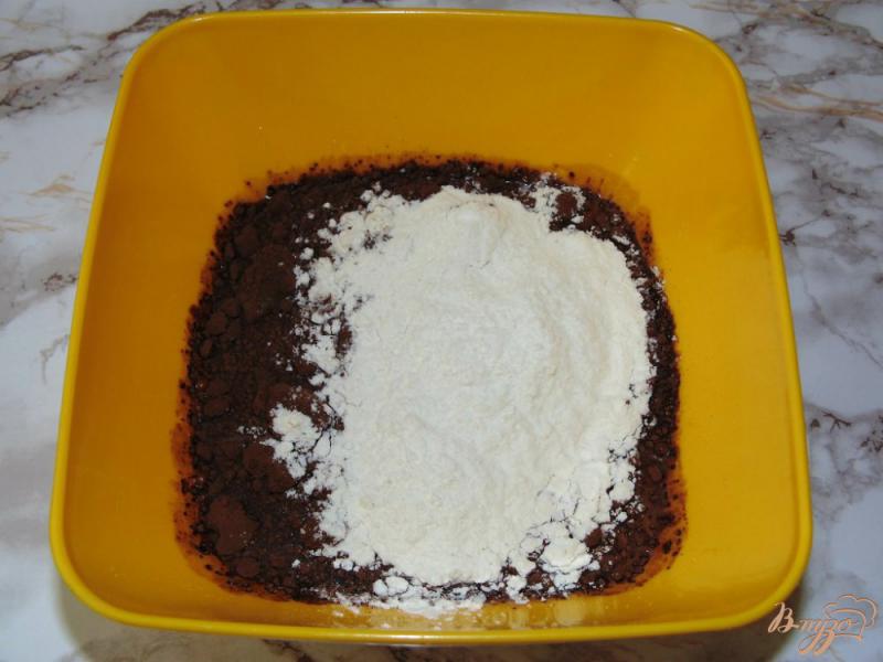 Фото приготовление рецепта: Шоколадные блины с творогом и фруктовым соусом шаг №2