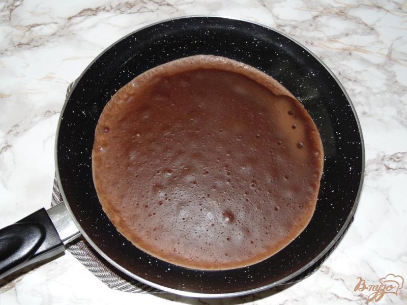 Фото приготовление рецепта: Шоколадные блины с творогом и фруктовым соусом шаг №3