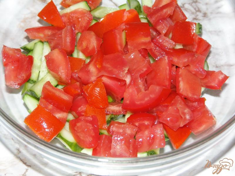 Фото приготовление рецепта: Салат из овощей с фасолью, колбасой и сыром шаг №2