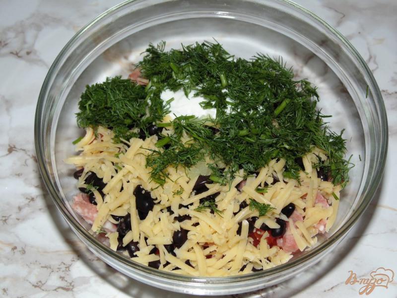 Фото приготовление рецепта: Салат из овощей с фасолью, колбасой и сыром шаг №5