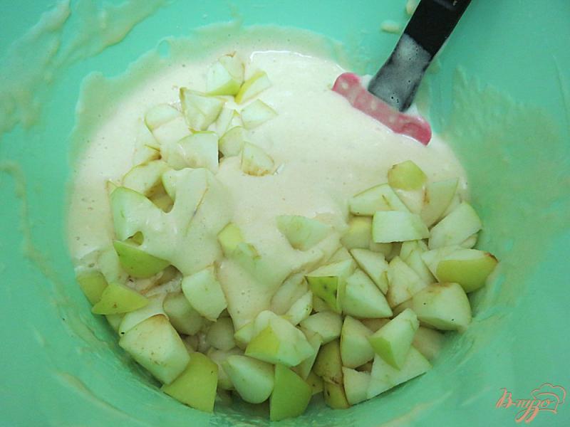 Фото приготовление рецепта: Шарлотка на молоке с яблоками шаг №5