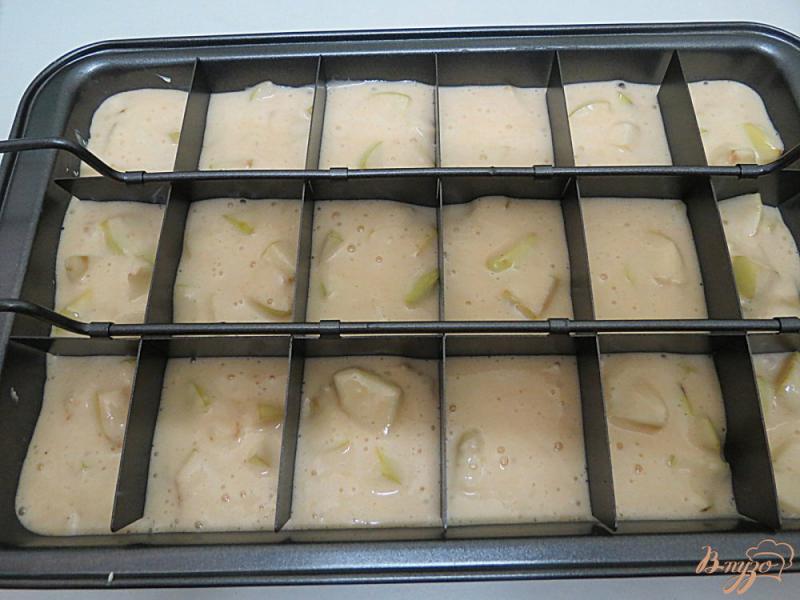 Фото приготовление рецепта: Шарлотка на молоке с яблоками шаг №6