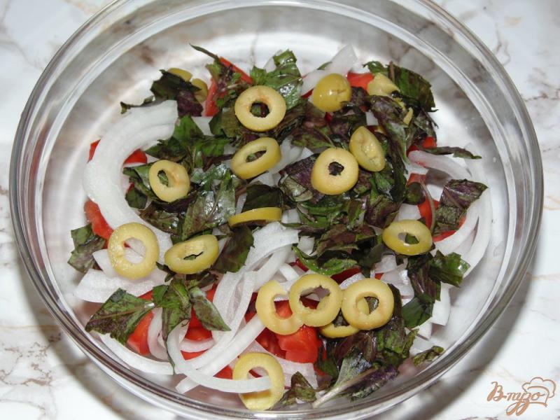 Фото приготовление рецепта: Салат из помидоров с оливками и базиликом шаг №4