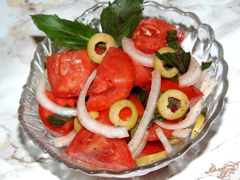 Фото приготовление рецепта: Салат из помидоров с оливками и базиликом шаг №5