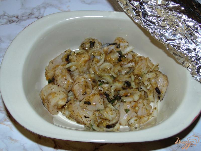 Фото приготовление рецепта: Куриное филе запеченное в соусе Ткемали шаг №4