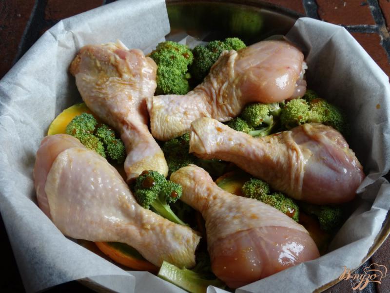 Фото приготовление рецепта: Куриные голени запеченные с тыквой и брокколи шаг №4