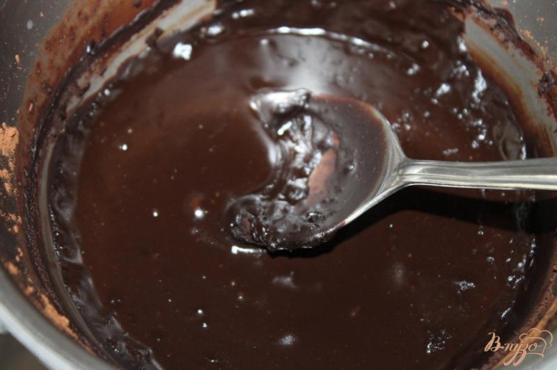 Фото приготовление рецепта: Домашний шоколадный торт с ягодным вареньем и фруктами шаг №3