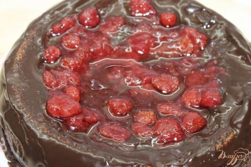 Фото приготовление рецепта: Домашний шоколадный торт с ягодным вареньем и фруктами шаг №5