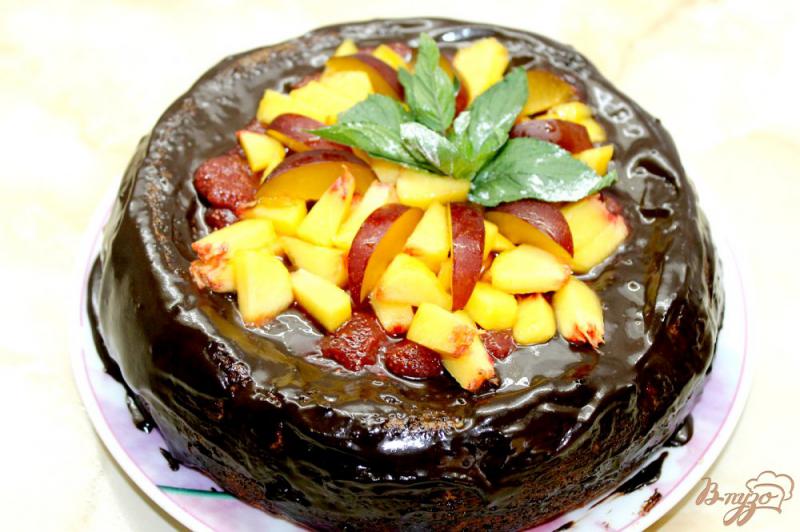 Фото приготовление рецепта: Домашний шоколадный торт с ягодным вареньем и фруктами шаг №7