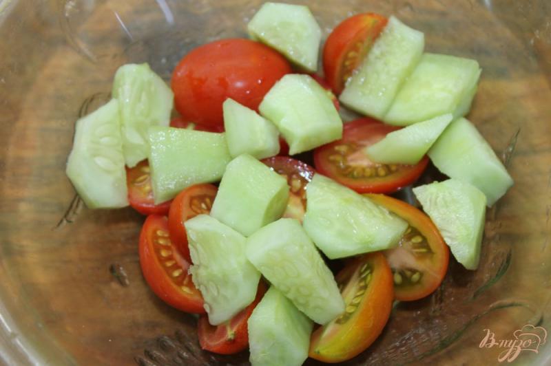 Фото приготовление рецепта: Легкий овощной салат с сыром фета и мятой шаг №2