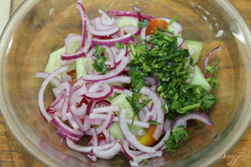 Фото приготовление рецепта: Легкий овощной салат с сыром фета и мятой шаг №4