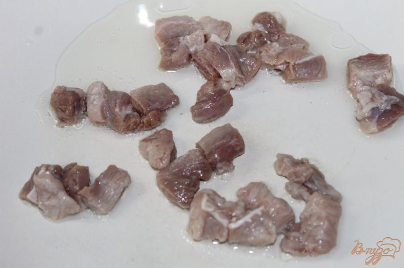 Фото приготовление рецепта: Паста со свининой и томатами шаг №2